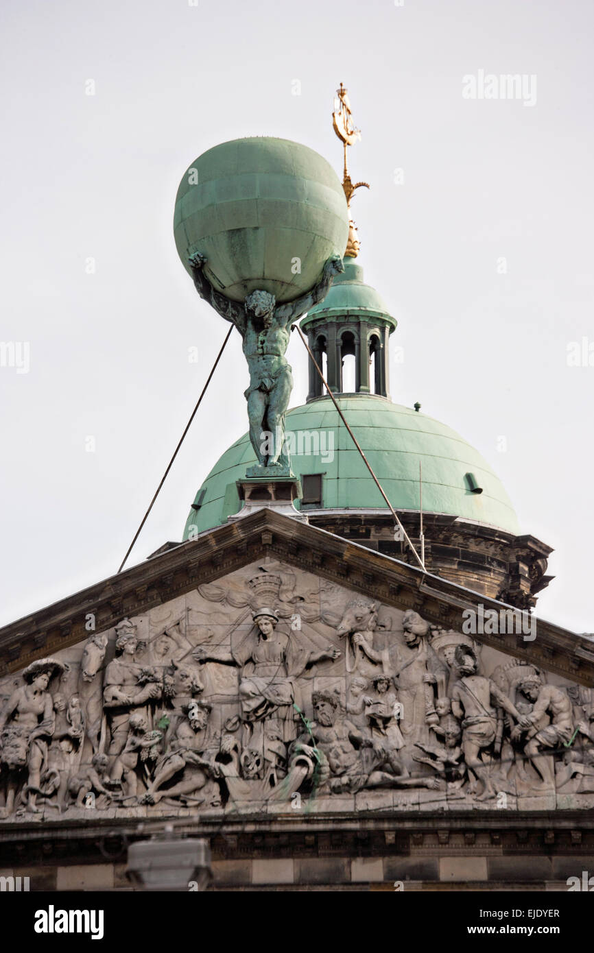 Atlas-Statue auf der Royal Palace Dam in Amsterdam. Stockfoto