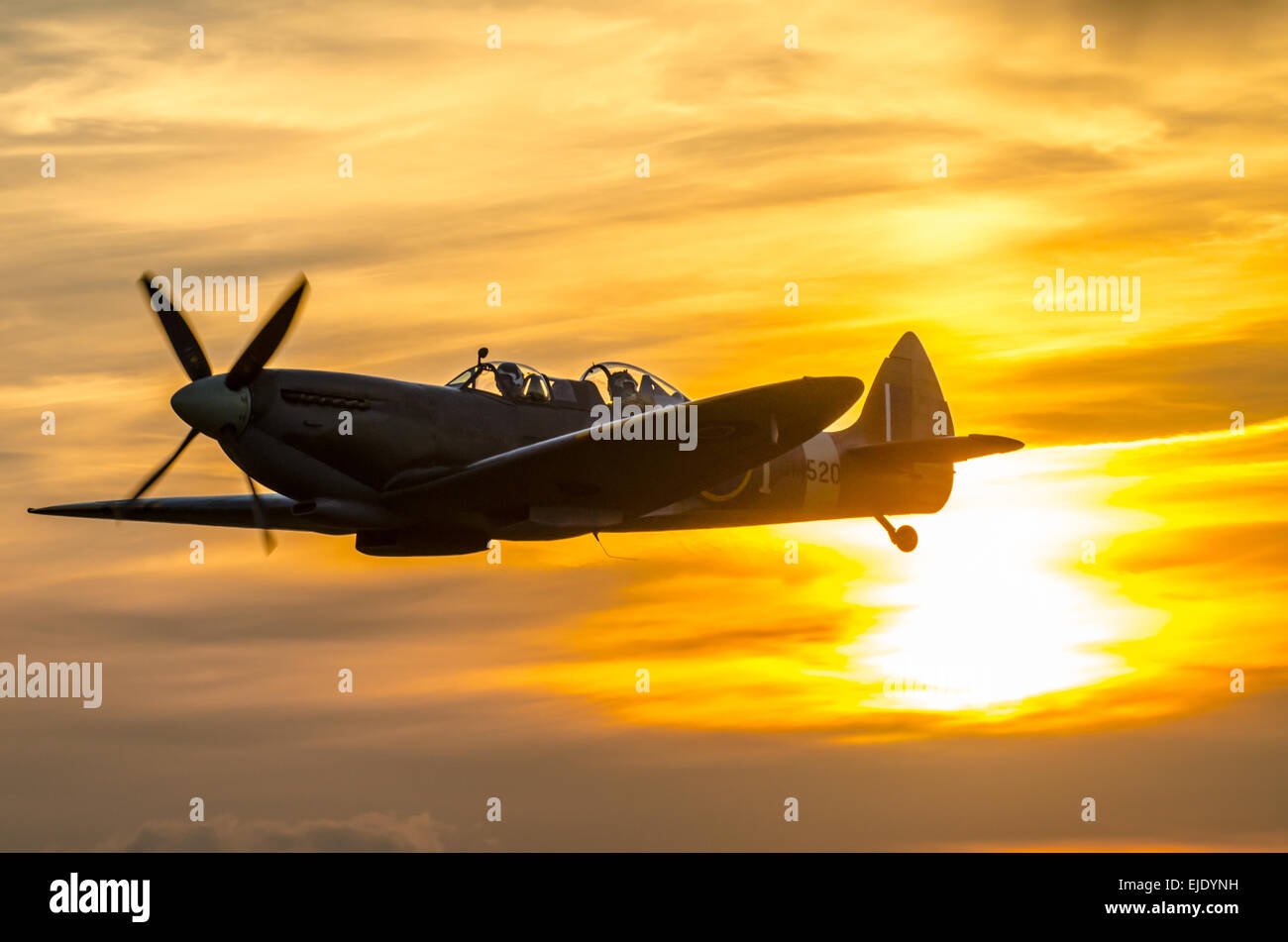 Spitfire SM520 bei Sonnenuntergang, wenn die Sonne untergeht. Die neuen Regeln, die von der Boultbee Academy betrieben werden, ermöglichen zahlende Passagiere. Customer Joy Ride Stockfoto