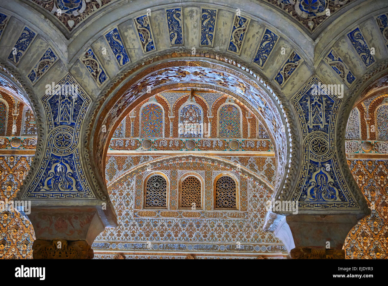 Arabesque Mudjar Stuckarbeiten aus dem 12. Jahrhundert Salón de Embajadores (Ambassadors' Hall). Alcázar von Sevilla, Spanien Stockfoto