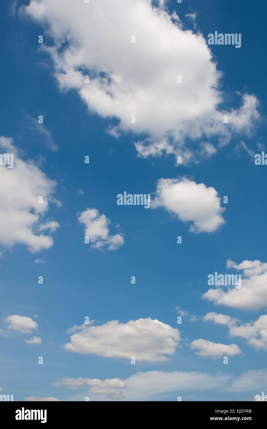 Blauer Himmel mit weißen Wolken Hintergrundbild Stockfoto
