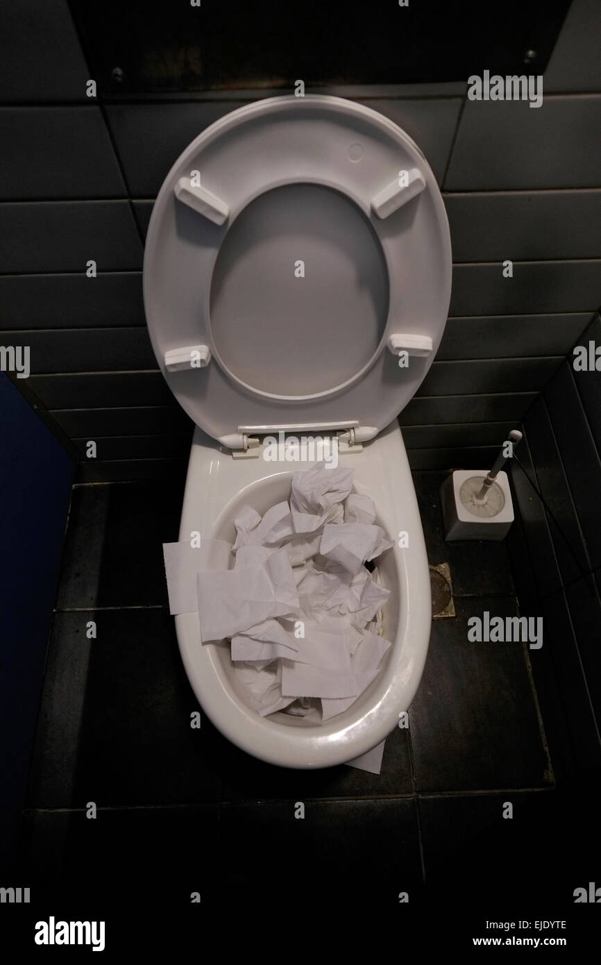 Eine verstopfte toilette mit Toilettenpapier Stockfoto