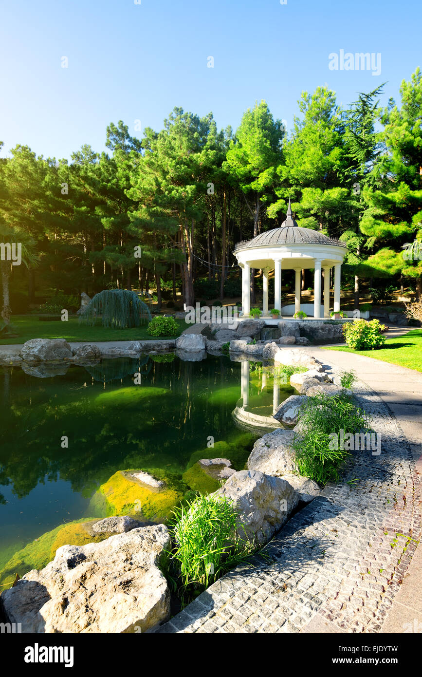 Weißer Pavillon in der Nähe von wunderschönen See im park Stockfoto