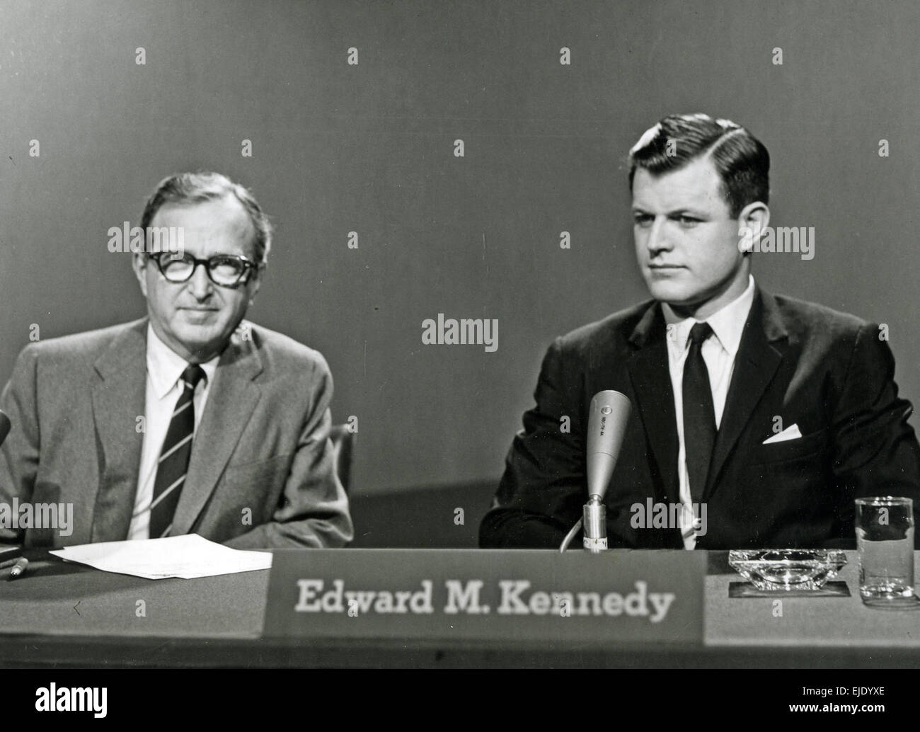 EDWARD KENNEDY auf der rechten Seite auf NBC treffen die Presse TV-Programm im März 1962 mit Lawrence Spivak Stockfoto