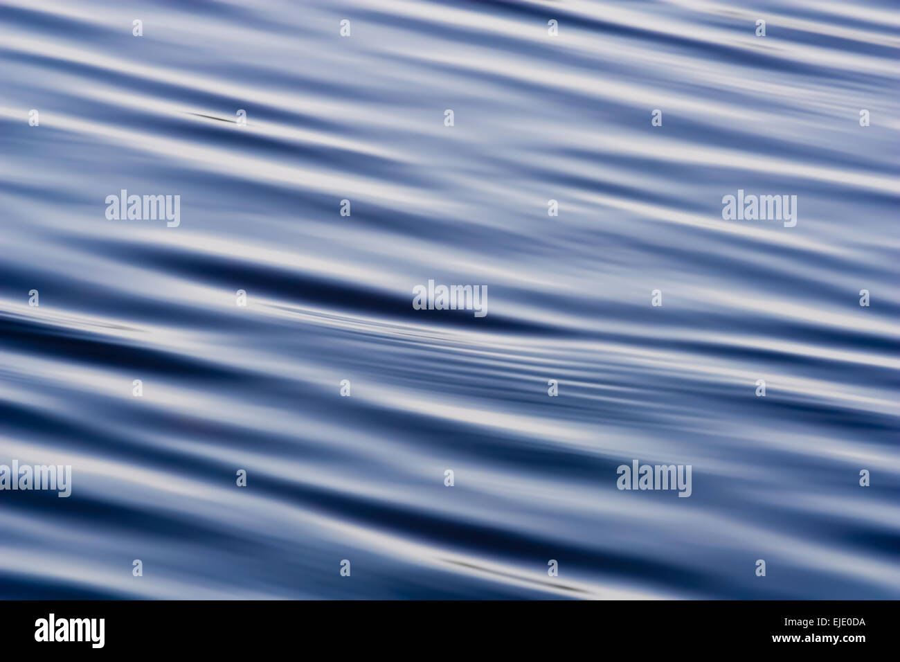 Glatte Wasseroberfläche mit kleinen Wellen Hintergrundbild Stockfoto