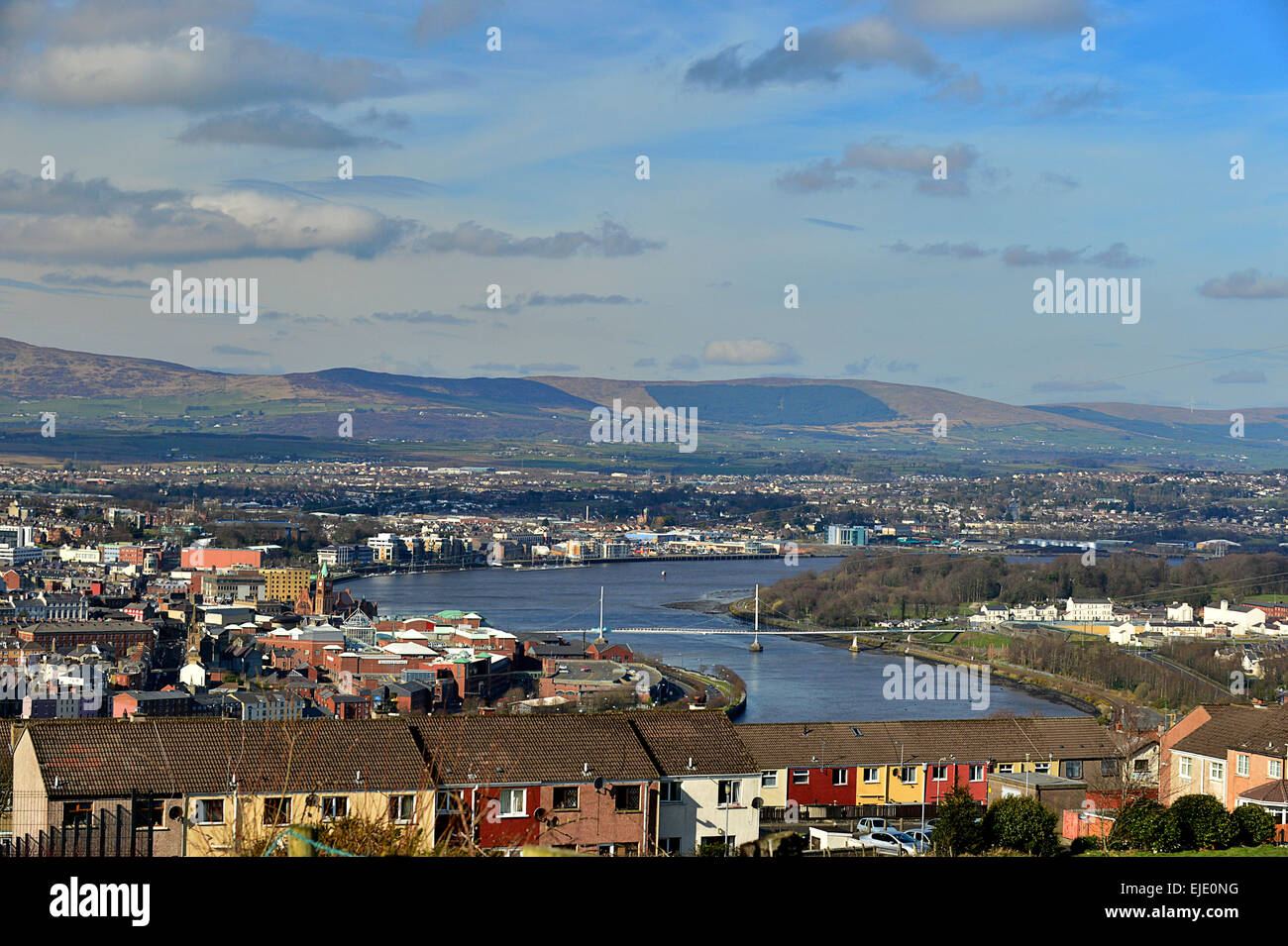 Londonderry, Derry, Skyline, Friedensbrücke und River Foyle Stockfoto