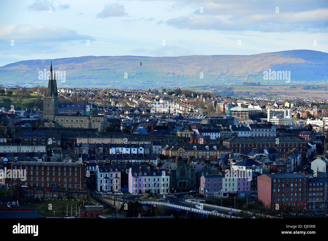 Londonderry, Derry, Skyline und Craigavon Brücke Stockfoto