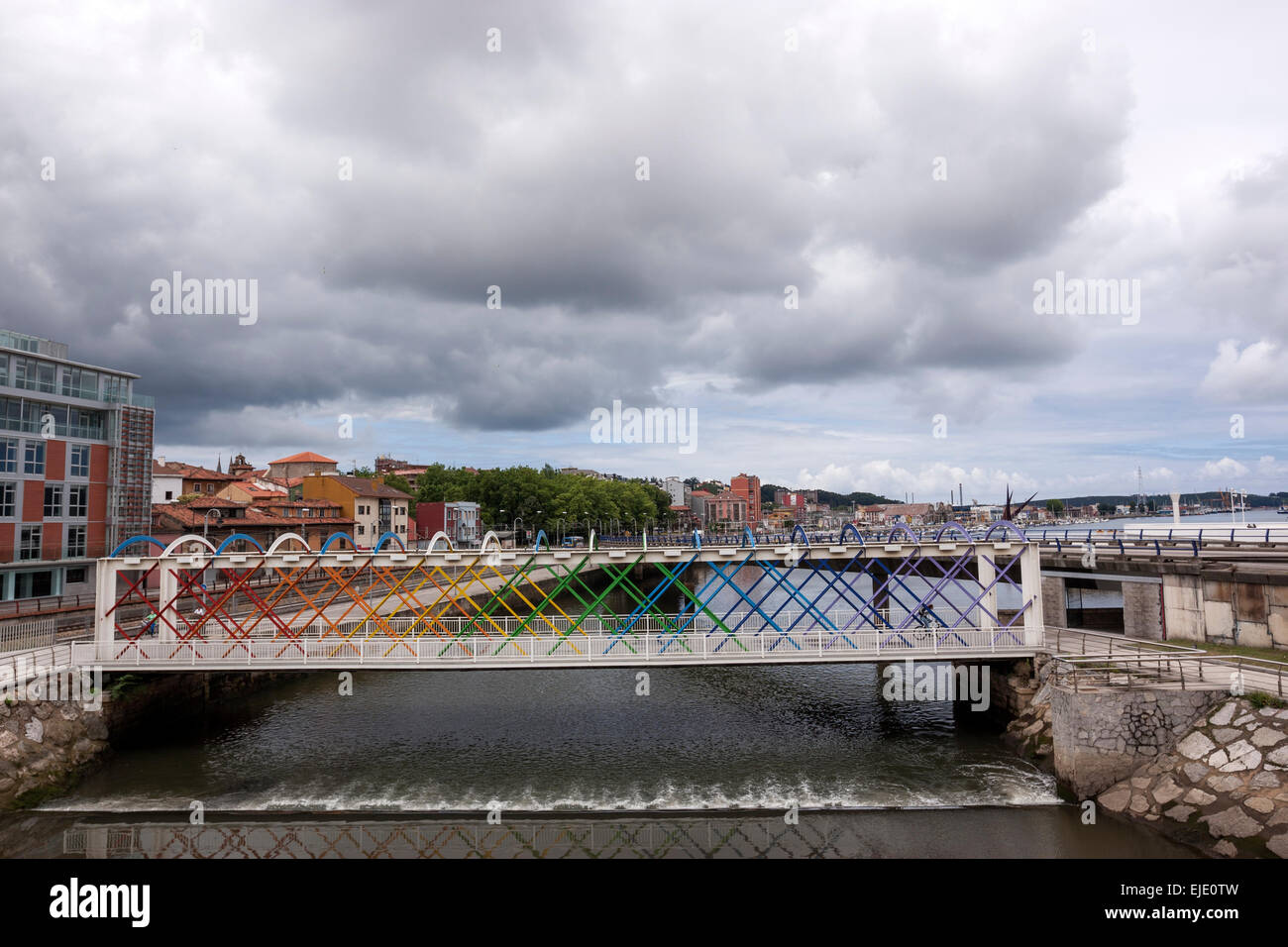 Brücke zu Niemeyer-Center zugreifen. Oscar Niemeyer internationales Kulturzentrum in Avilés, Asturien, Spanien Stockfoto