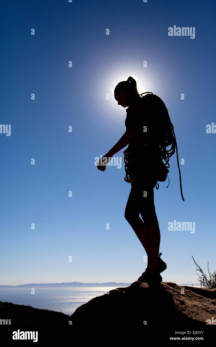 Ein weibliche Kletterer geht aus der unteren Felsen von Gibraltar in Santa Barbara, Kalifornien.  Unteren Gibraltar Rock bietet großartige Ausblicke auf Stockfoto