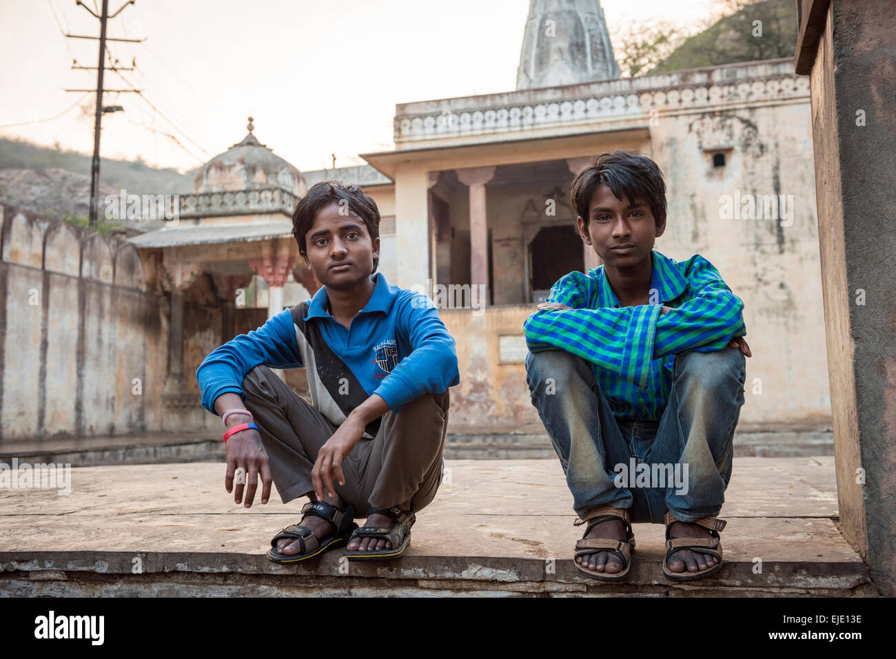 Zwei Jungs in der Galtaji-Hanuman-Hindu-Tempel in der Nähe von Jaipur, Rajasthan, Indien Stockfoto