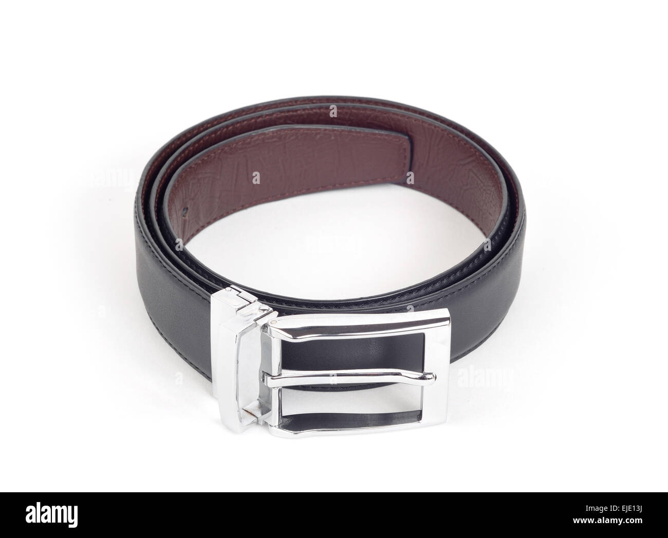 bilaterale schwarze und braune Ledergürtel auf weißem Hintergrund Stockfoto