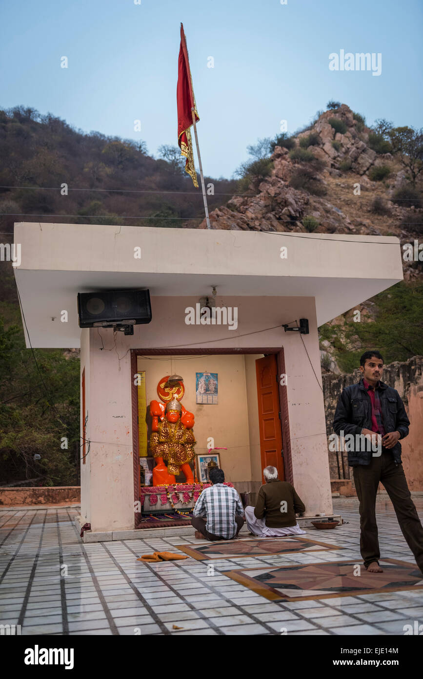 Hindus verehren auf Galtaji Hanuman Hindu-Tempel in der Nähe von Jaipur, Rajasthan, Indien Stockfoto