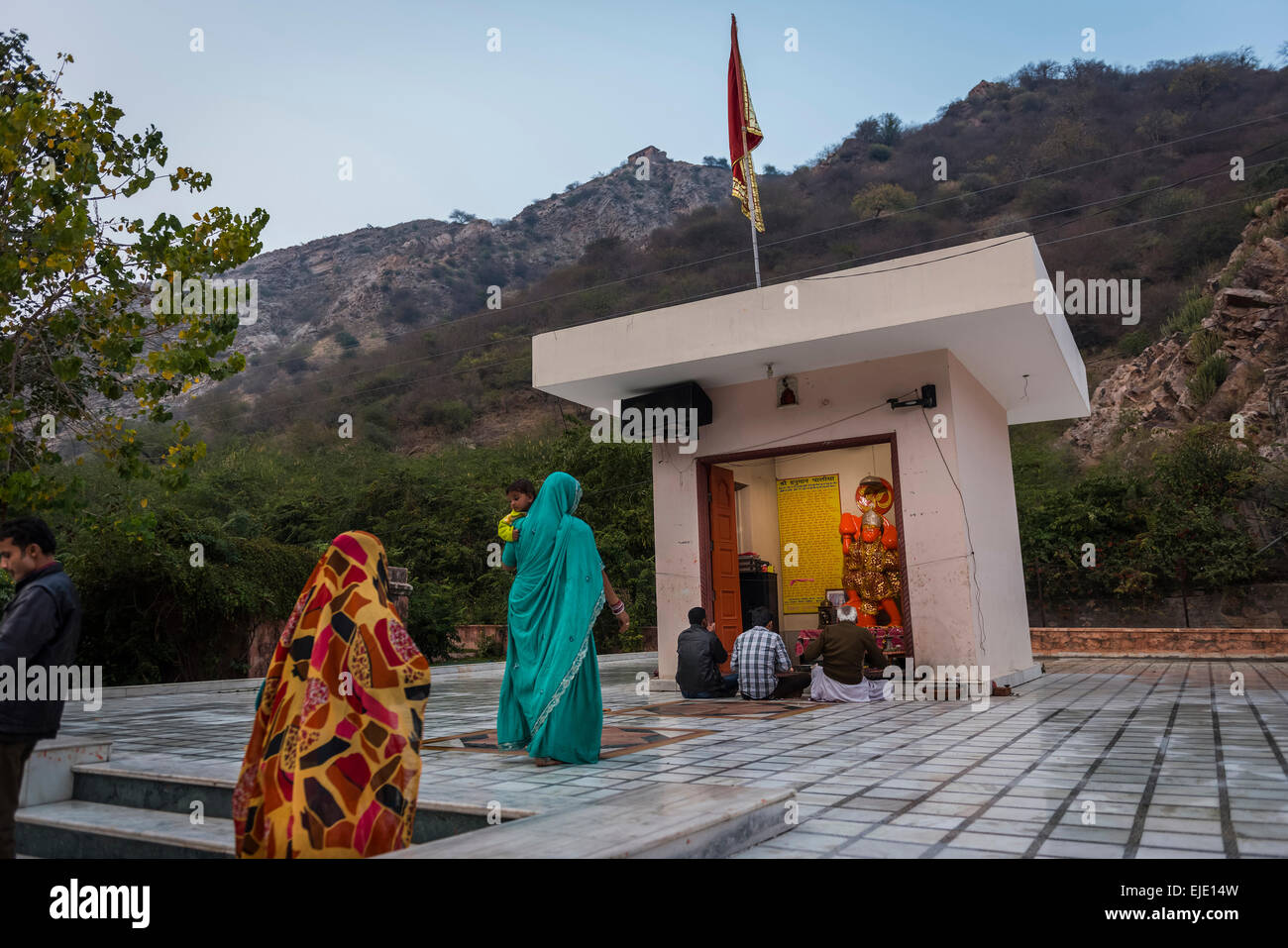 Hindus verehren auf Galtaji Hanuman Hindu-Tempel in der Nähe von Jaipur, Rajasthan, Indien Stockfoto
