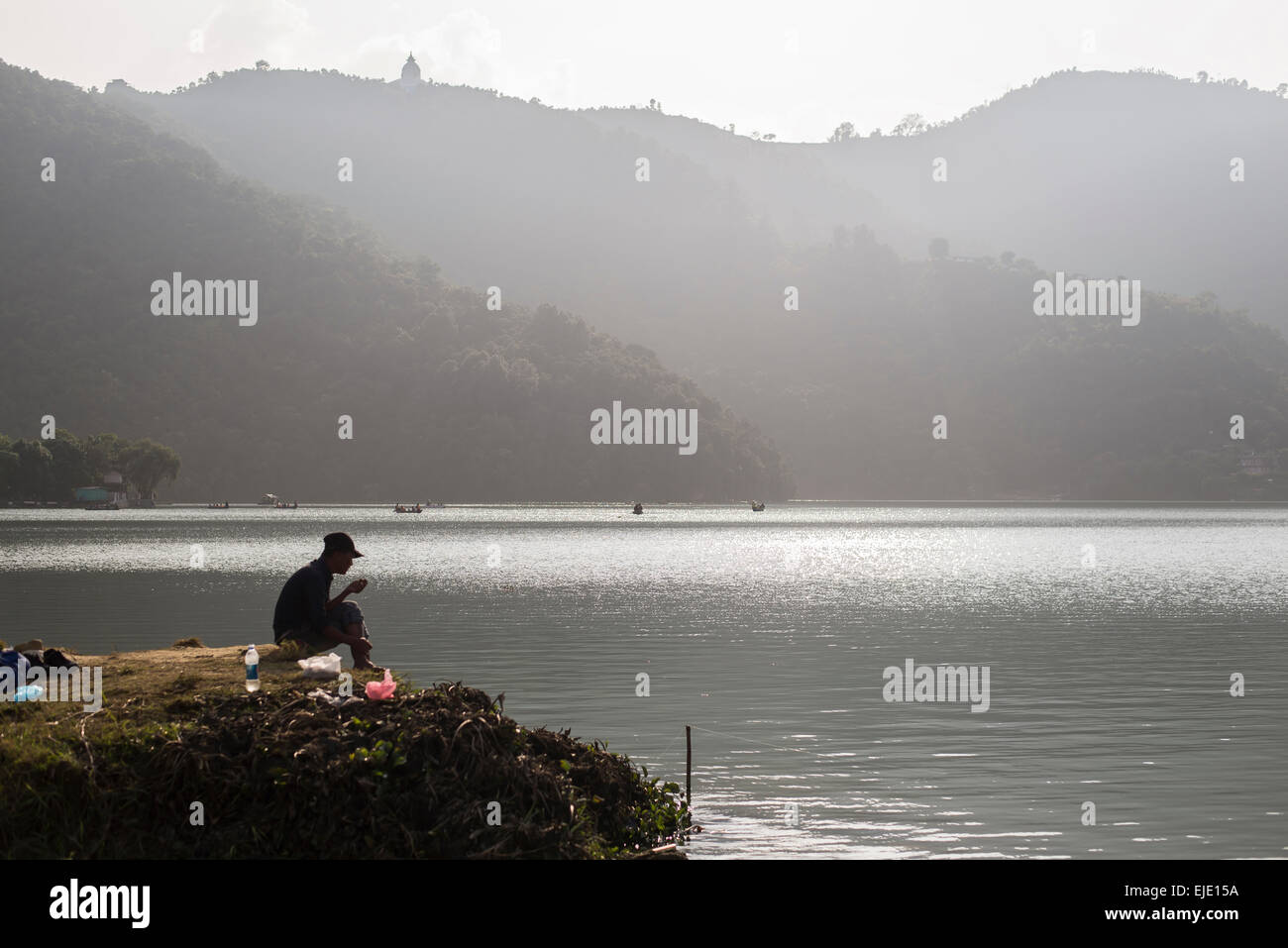 Ein Mann ruht im Phewa-See Stockfoto