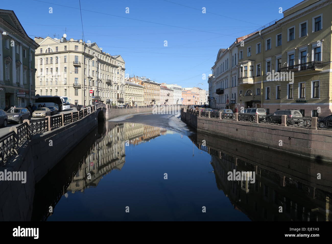 Gefrorenen Kanal Reka Moyka, in der Nähe von Schlossplatz Sankt Petersburg Russland Stockfoto