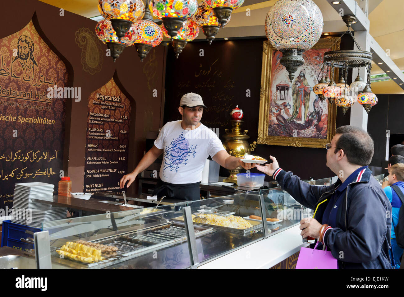 Ein Mann kaufen marokkanische Küche in einem Stall in Wien, Österreich. Stockfoto