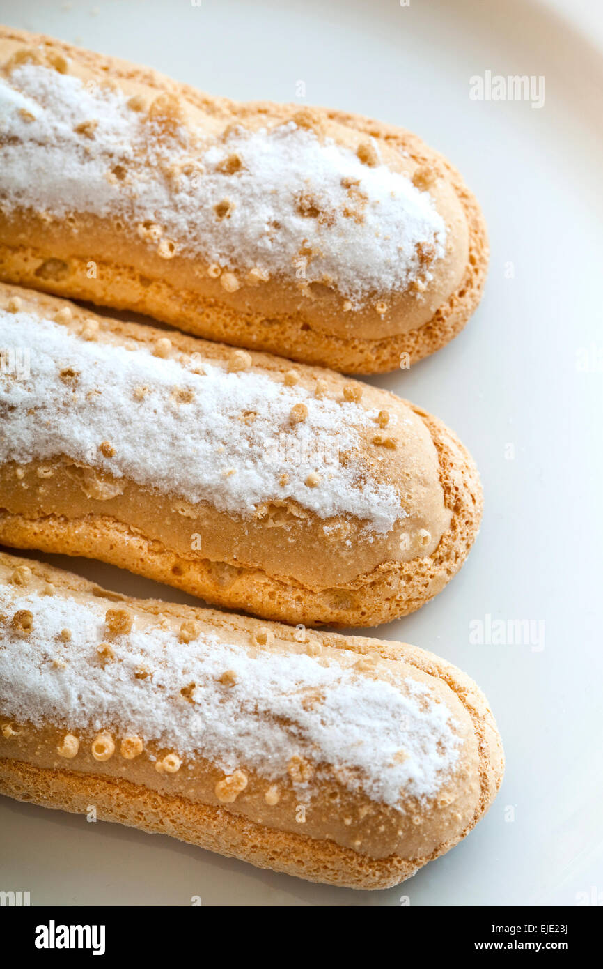 Französisch Gebäck "Boudoirs" auf einem Teller in eine Teestube Stockfoto