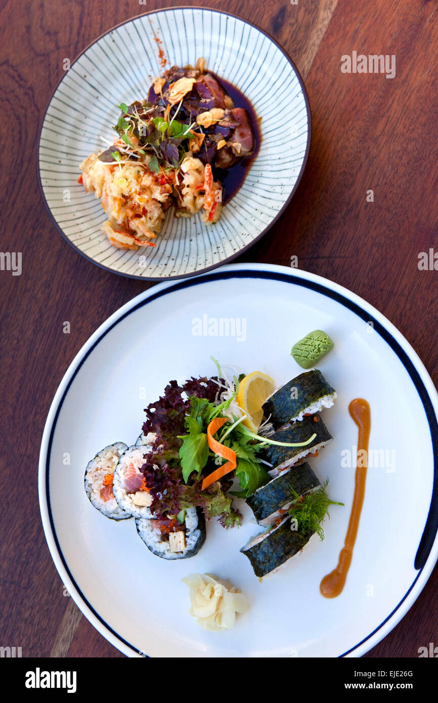 Maki und Rindfleisch auf Platten für ein japanisches Essen Stockfoto