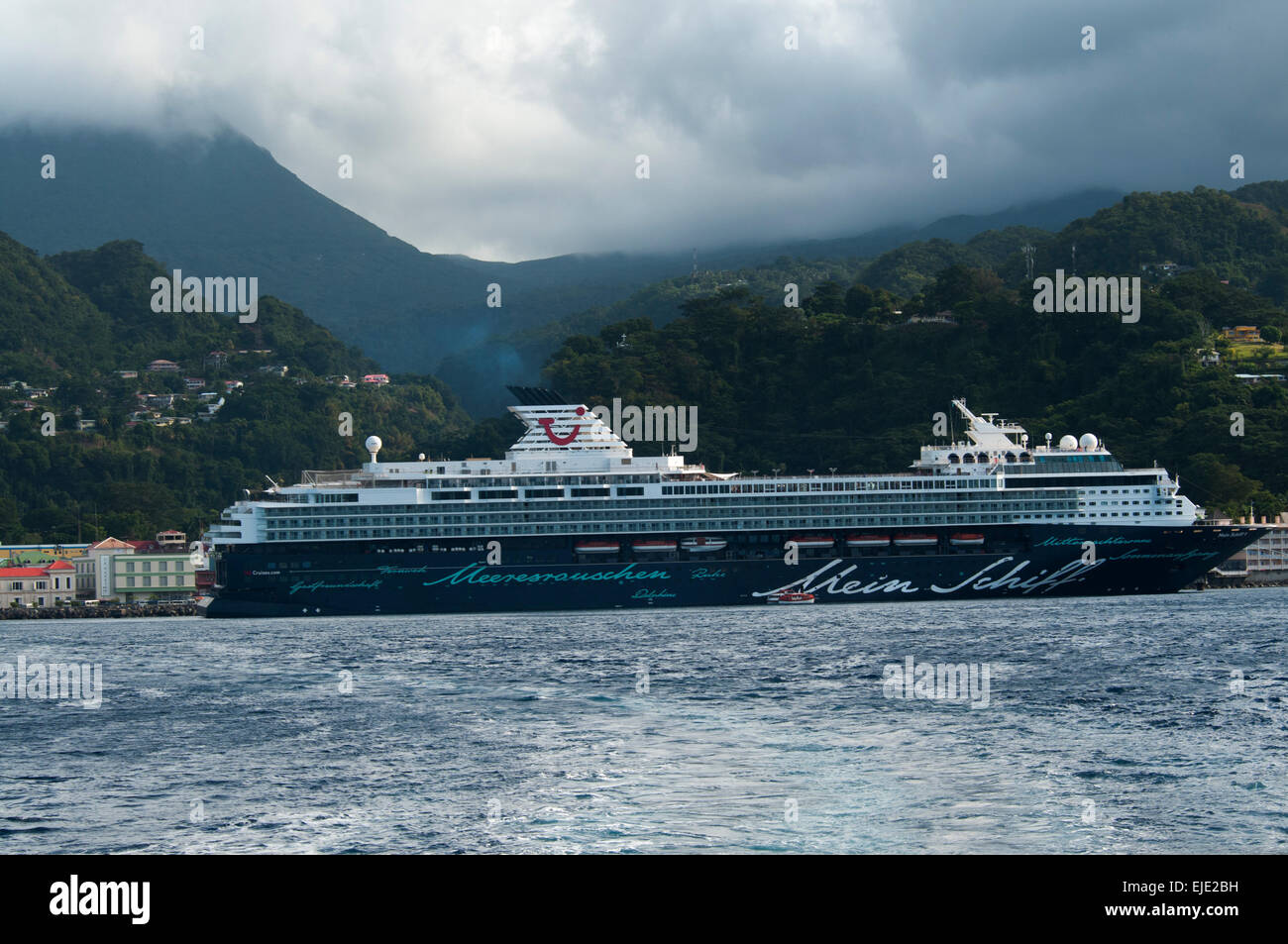 Kreuzfahrtschiff Mein Schiff 1 Im Hafen Von Roseau Auf