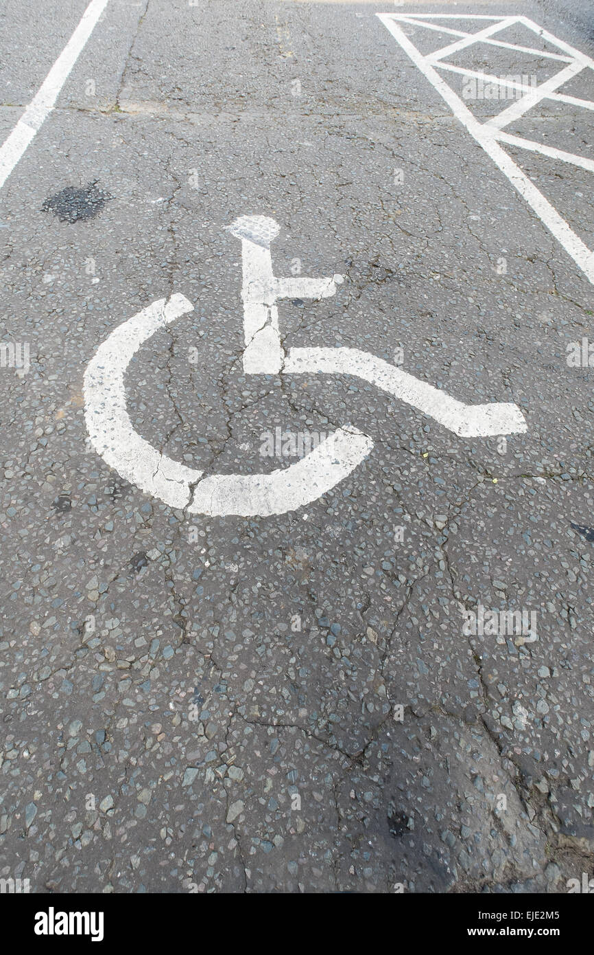 Behinderten Parkplätze Straße Road signs in einer Bucht Parkplatz deaktiviert Stockfoto