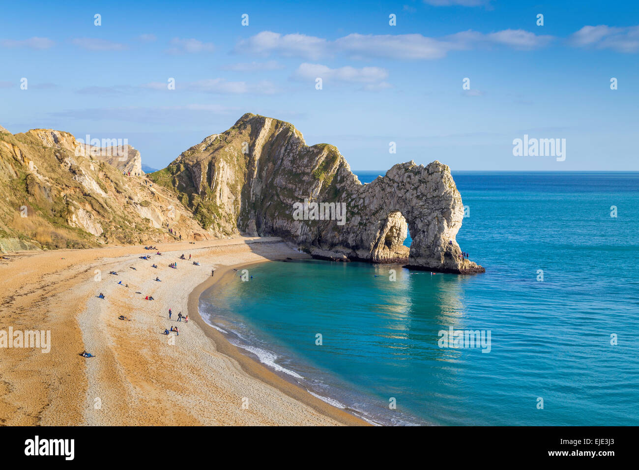 Das Meer Arch bei Durdle Door an einem sonnigen Tag. Dorset berühmtestes Wahrzeichen an der Jurassic Coast. Stockfoto Das Meer Arch bei Durdle Door an einem sonnigen Tag. Dorset berühmtestes Wahrzeichen an der Jurassic Coast. Stockfoto