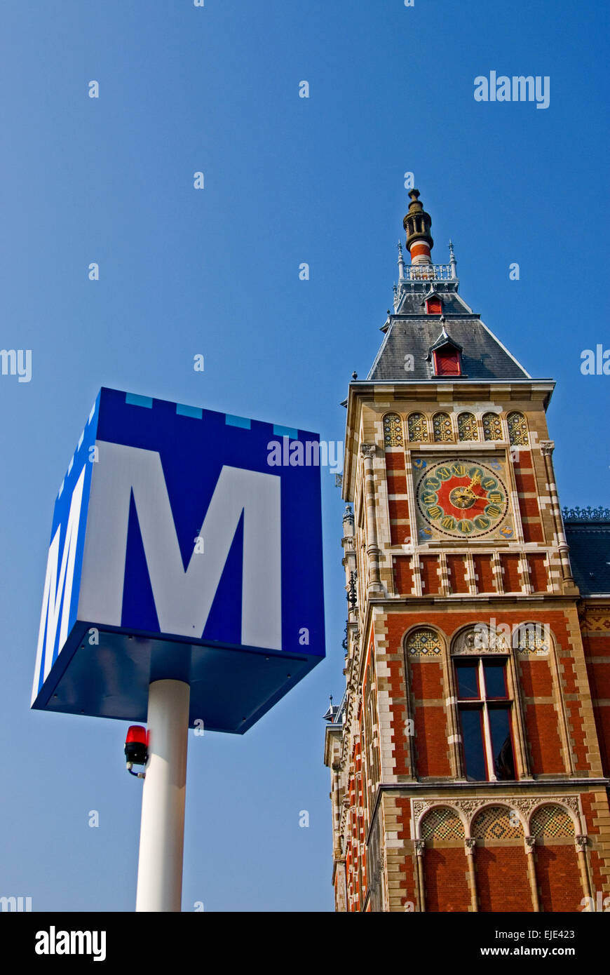 Metro Ortseingangsschild und Clock Tower für Amsterdam Centraal Bahnhof Stockfoto