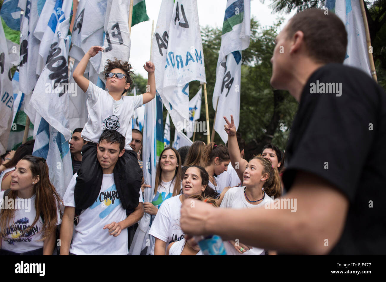 Buenos Aires, Argentinien. 24. März 2015. Bewohner nehmen Teil an einer Demonstration zum 39. Jahrestag des Putsches von 1976, am Platz Plaza de Mayo in Buenos Aires, der Hauptstadt von Argentinien, am 24. März 2015. Bildnachweis: Martin Zabala/Xinhua/Alamy Live-Nachrichten Stockfoto