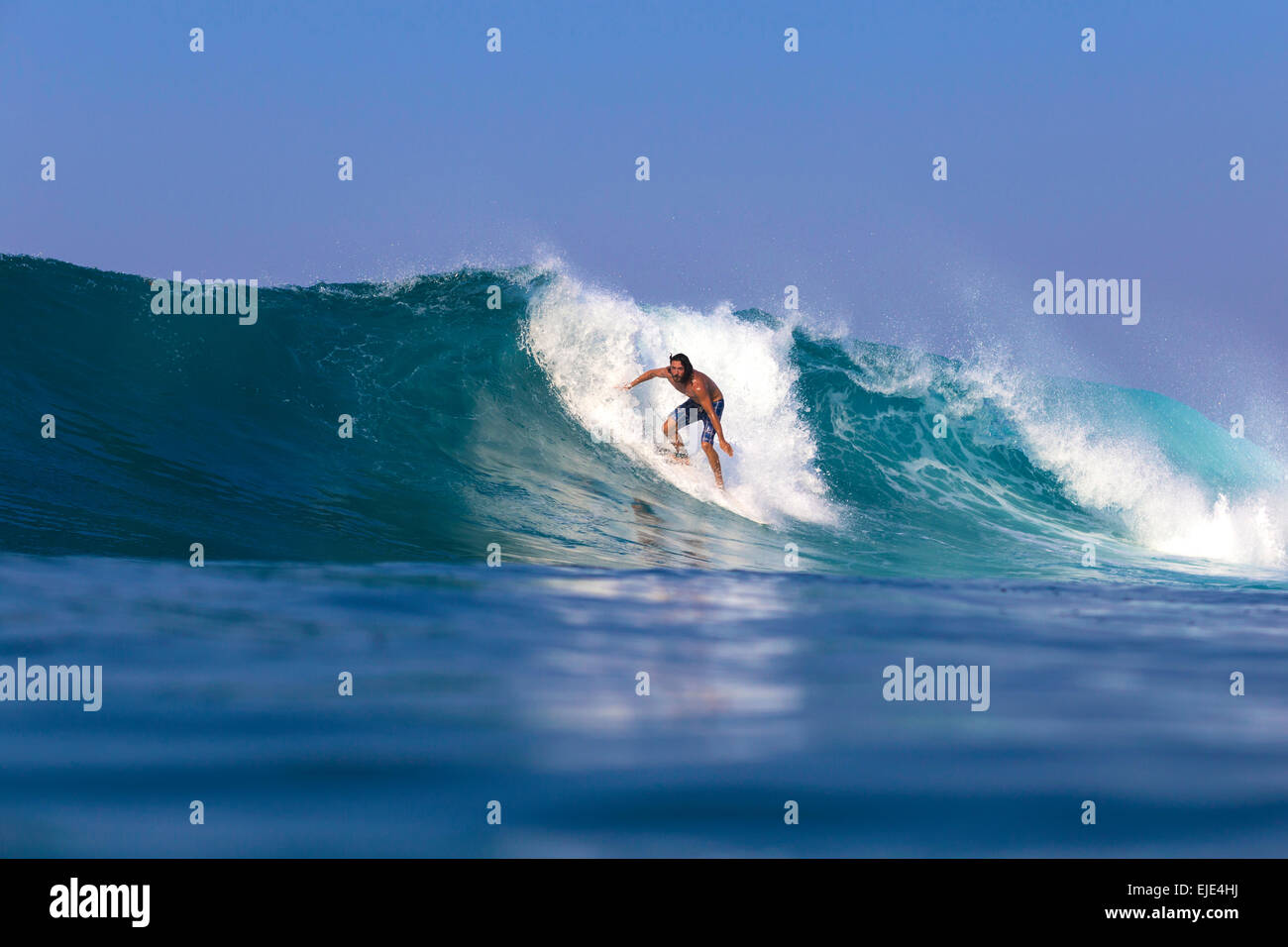 Surfen im Westen Sumbawa.Indonesia. Stockfoto