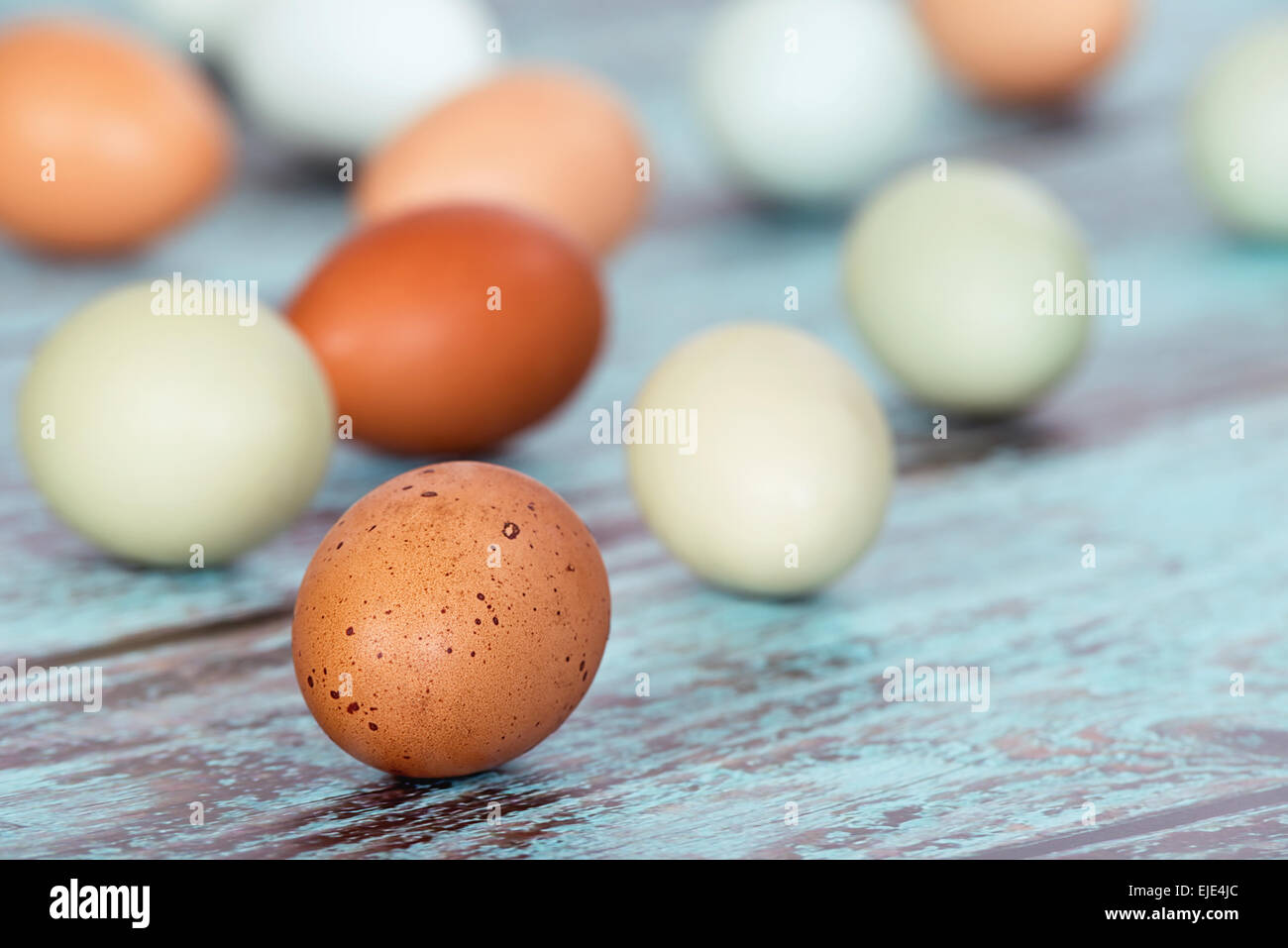Auswahl an verschiedenen Farben, Eiern frisches Huhn auf Vintage grün Holz-Hintergrund Stockfoto