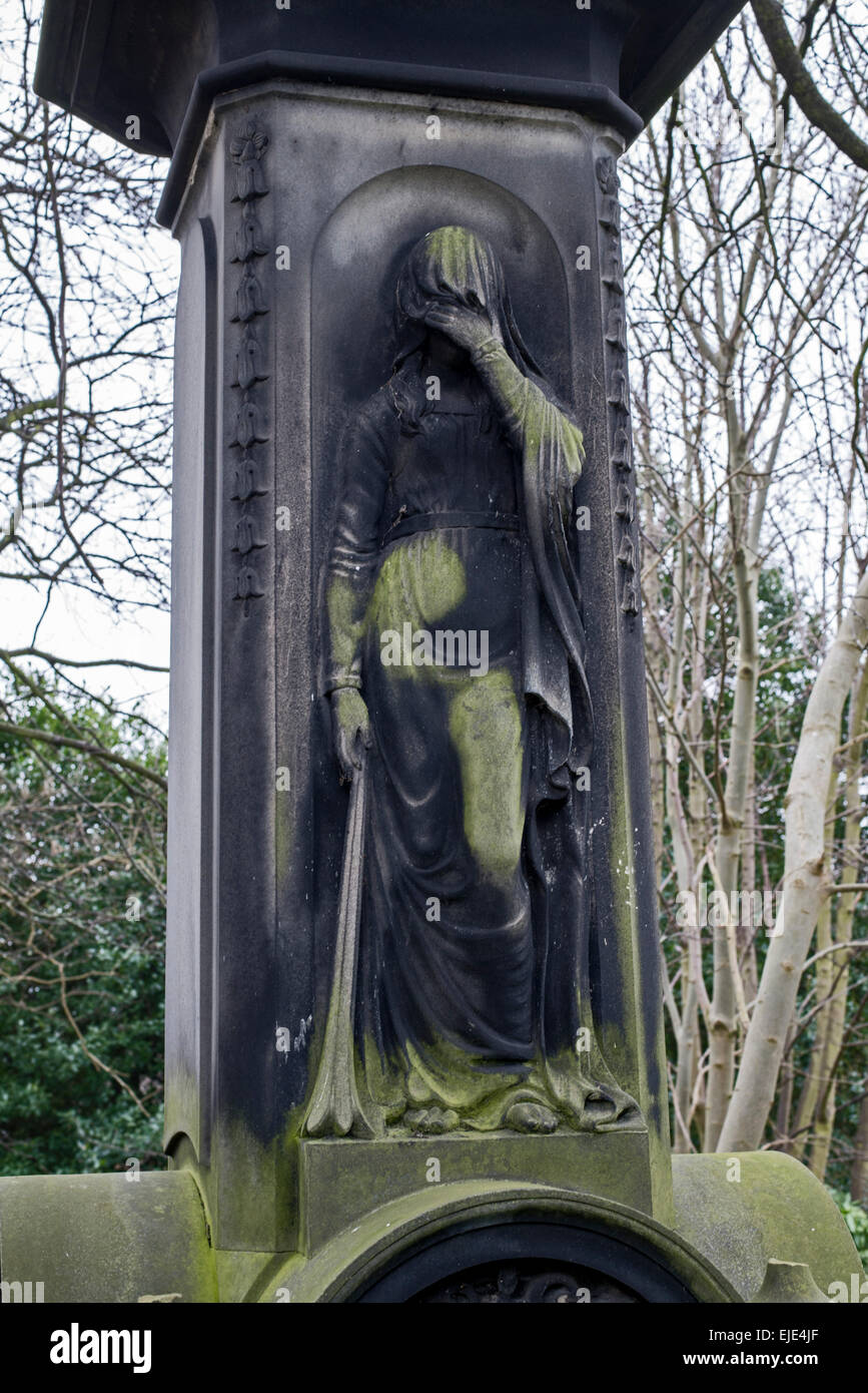 Viktorianische Friedhof Denkmal mit einer weiblichen Figur in Trauer. Stockfoto