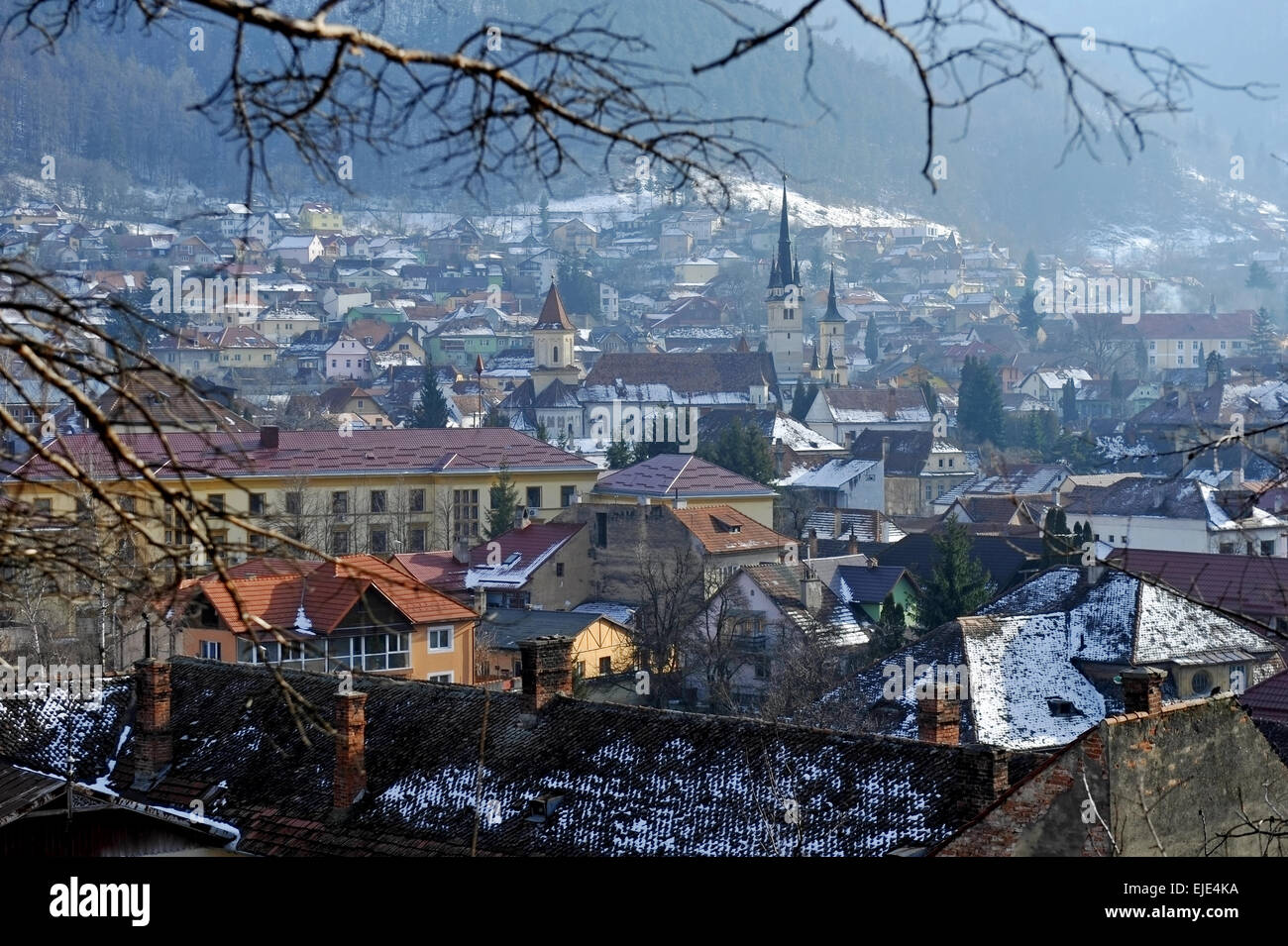Winter-Szene mit Schei-Viertel in der Altstadt der Stadt Brasov in Rumänien Stockfoto