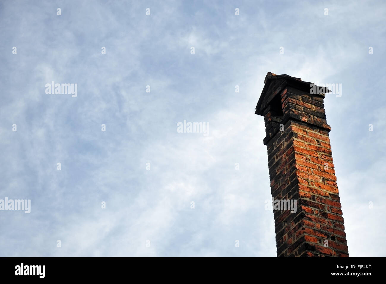 Alte Haus orange gemauerten Schornstein mit blauen Himmel im Hintergrund Stockfoto