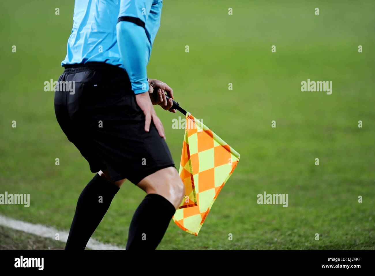 Schiedsrichter-Assistenten mit der Flagge an der Seitenlinie während eines Fußballspiels Signalisierung Stockfoto