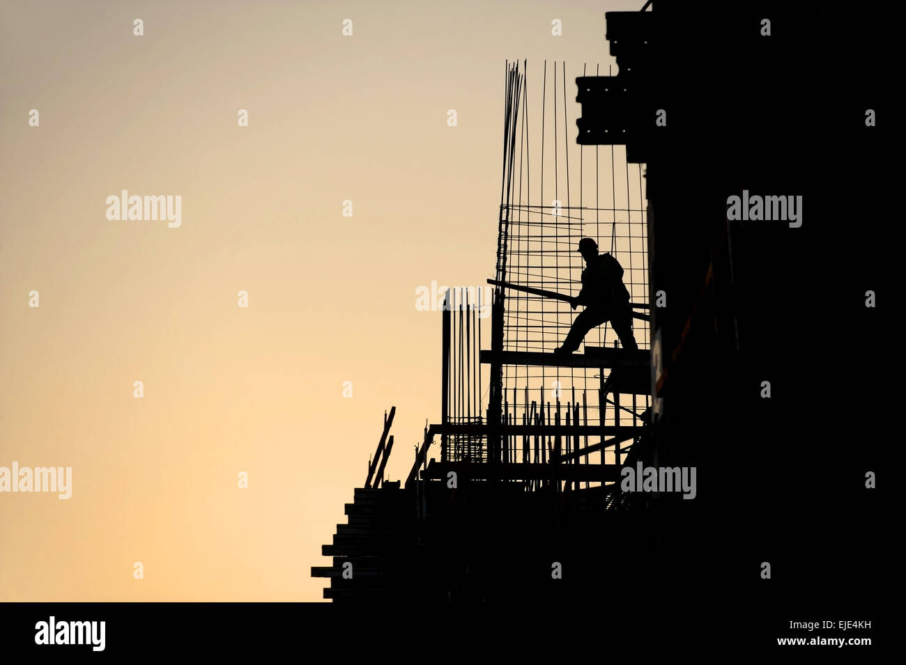 Bau-Arbeiter-Silhouette auf einer Baustelle bei Sonnenuntergang Stockfoto