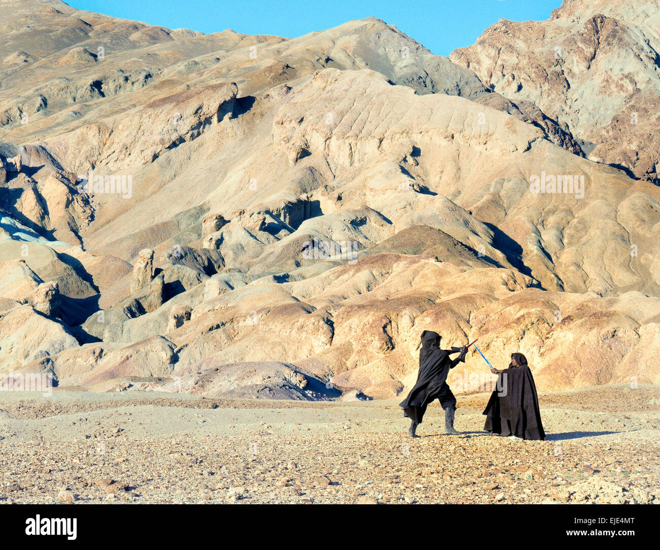 Zwei Schauspieler stellen eine Szene aus einem „Star Wars“-Film nach. Stockfoto