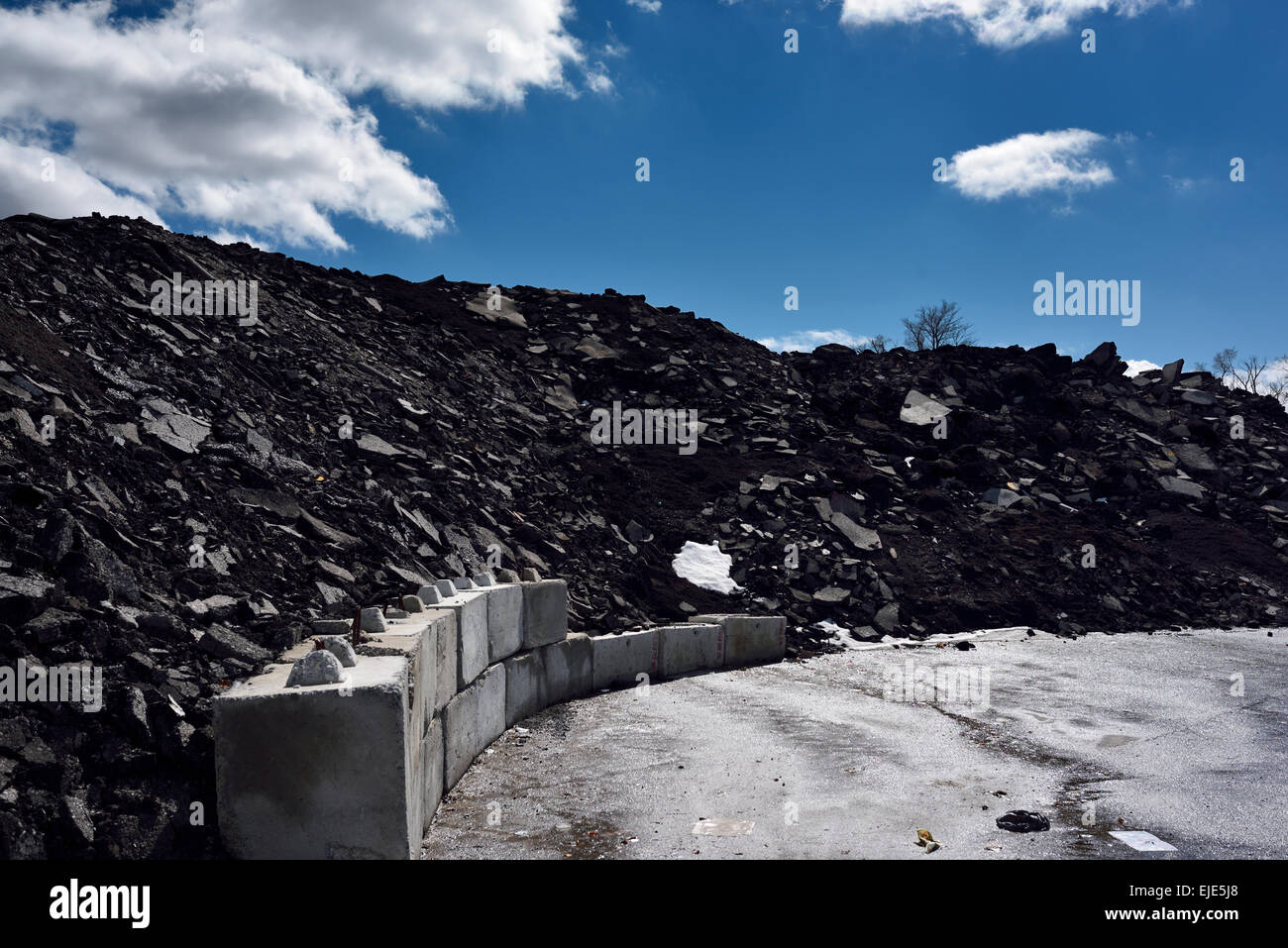 Haufen von zerkleinerten aufgearbeiteten schwarz Straßenasphalt für die Aufbereitung im Straßenbau Toronto Stockfoto