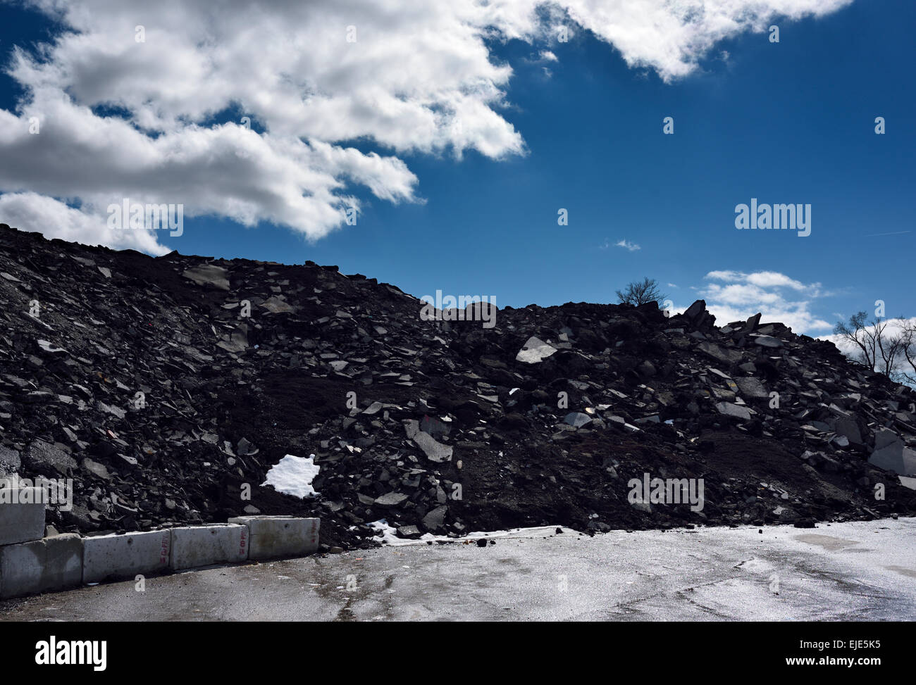 Berg von aufgearbeiteten schwarz Straßenasphalt für die Aufbereitung im Straßenbau Toronto Stockfoto