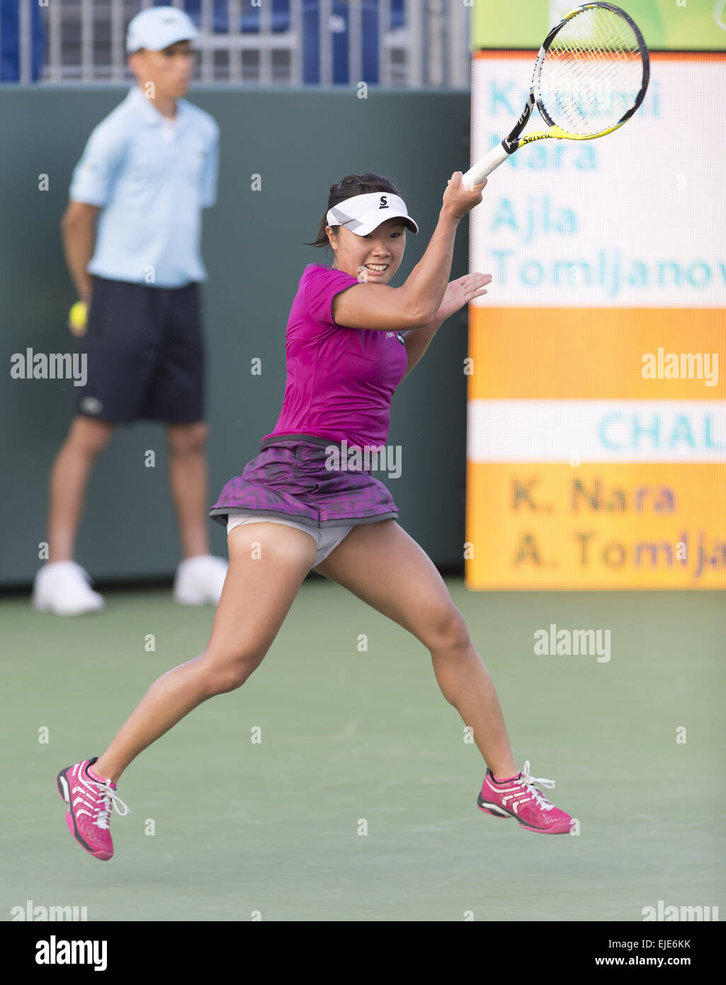 Key Biscayne, FL, USA. 24. März 2015. Key BIscayne, FL - 24.März: Kurumi Nara(JPN) in Aktion hier besiegt Ajla Tomljanovic(CRO) 64 63 bei der 2015 Miami Open in Key Biscayne, FL. Fotograf Andrew Patron. Bildnachweis: Andrew Patron/ZUMA Draht/Alamy Live-Nachrichten Stockfoto