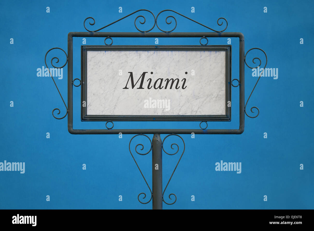 Miami auf einem Schild. Hellblauen Hintergrund. Stockfoto