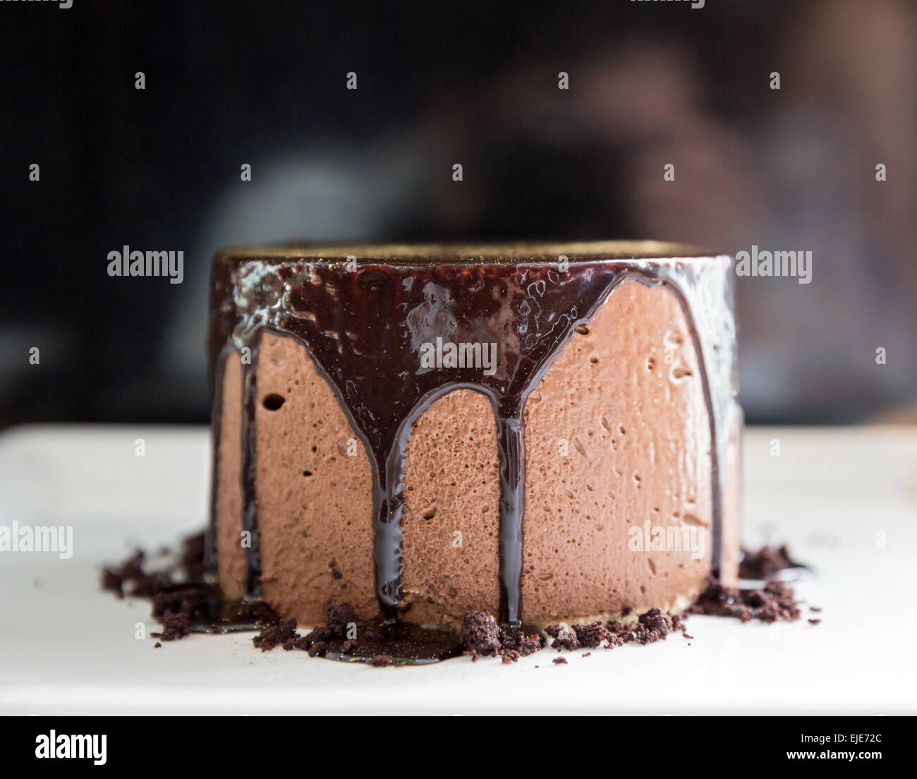 Mousse au Chocolat Lava-Kuchen auf weiße Schale Stockfoto