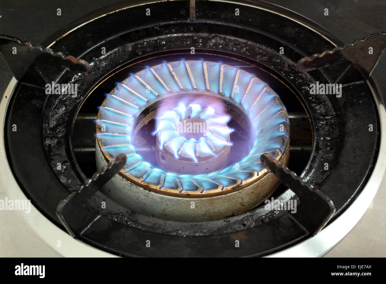 LPG-Gas-Brenner heißen blauen Feuer Flammen aus einem Herd zum Kochen in der Küche Stockfoto