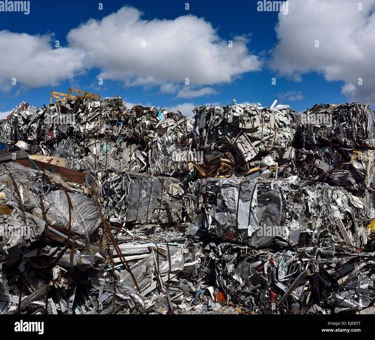Berg von zerkleinerten Recycling Schrott Metallwürfel mit blauen Himmel und Wolken Toronto Stockfoto