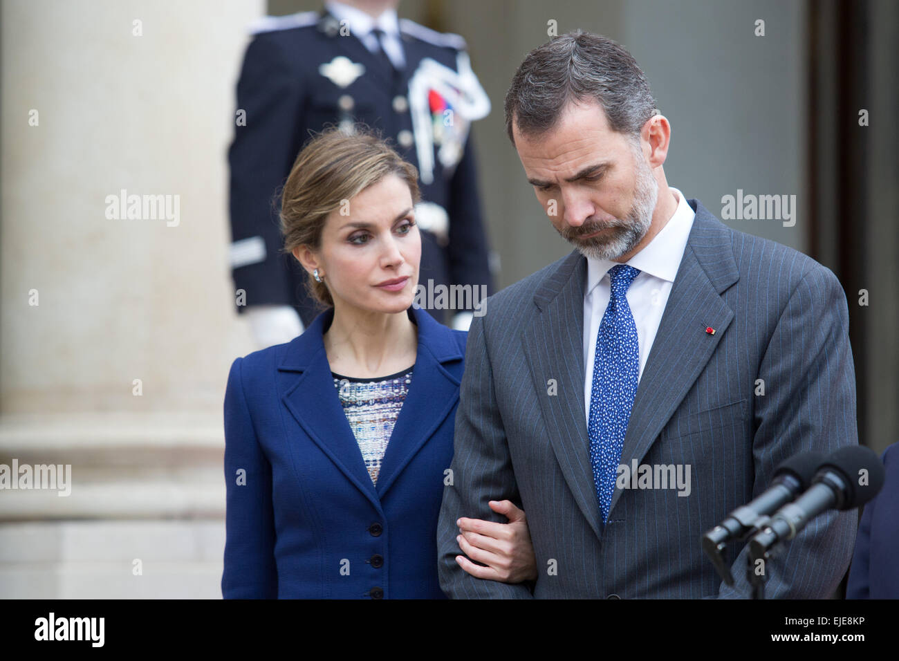 Paris, Frankreich. 24. März 2015. Spanish King Felipe VI (R) und Königin Letizia (L) hören Sie französische Präsident, wie er Medien am Präsidentenpalast Elysee richtet sich nach einem Treffen in Paris. Spanische König Felipe VI kurz geschnitten seinen ersten Staatsbesuch nach Frankreich, nach 150 bei einem German Wings Airliner Crash in den französischen Alpen, Toten nach früheren ausziehen aus Barcelona. © Nicolas Kovarik/Pacific Press/Alamy Live-Nachrichten Stockfoto