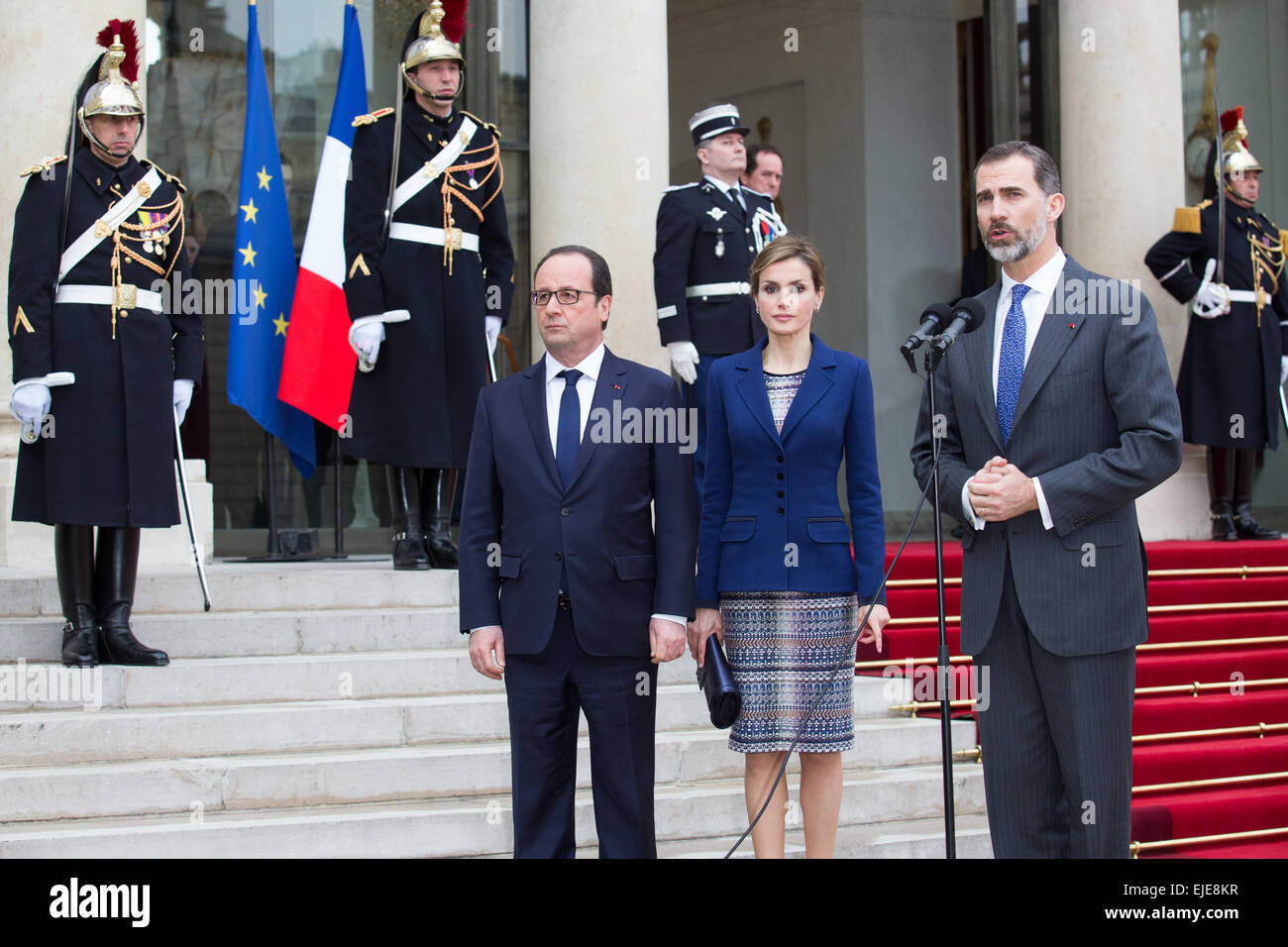 Paris, Frankreich. 24. März 2015. Spaniens King Felipe VI (R) Adressen Medien neben dem französischen Präsidenten Francois Hollande (L) und Königin Letizia von Spanien (C), als er nach einem Treffen den Elysee Präsidentenpalast geht. Spanische König Felipe VI kurz geschnitten seinen ersten Staatsbesuch nach Frankreich, nach 150 bei einem Germanwings Airliner Crash in den französischen Alpen, Toten nach früheren ausziehen aus Barcelona. © Nicolas Kovarik/Pacific Press/Alamy Live-Nachrichten Stockfoto