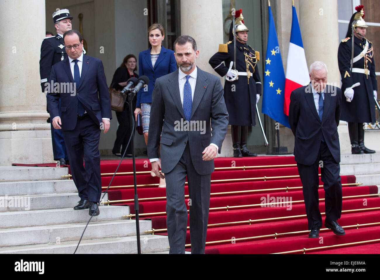 Paris, Frankreich. 24. März 2015. Spaniens King Felipe VI (R) Adressen Medien neben dem französischen Präsidenten Francois Hollande (L) und Königin Letizia von Spanien, als er nach einem Treffen den Elysee Präsidentenpalast geht. Spanische König Felipe VI kurz geschnitten seinen ersten Staatsbesuch nach Frankreich, nach 150 bei einem Germanwings Airliner Crash in den französischen Alpen, Toten nach früheren ausziehen aus Barcelona. © Nicolas Kovarik/Pacific Press/Alamy Live-Nachrichten Stockfoto