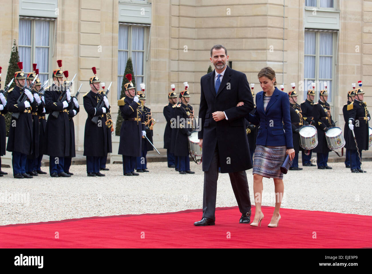 Paris, Frankreich. 24. März 2015. König Felipe VI (L) und Königin Letizia (R) Spanien Spaziergang vorbei an eine Ehrenwache vor einem Treffen mit französischen Präsidenten Francois Hollande (unsichtbaren) im Elysee Palast in Paris spanische König Felipe VI kurz geschnitten seinen ersten Staatsbesuch nach Frankreich, nach 150 bei einem Germanwings Airliner Crash in den französischen Alpen, Toten nach früheren ausziehen aus Barcelona. © Nicolas Kovarik/Pacific Press/Alamy Live-Nachrichten Stockfoto