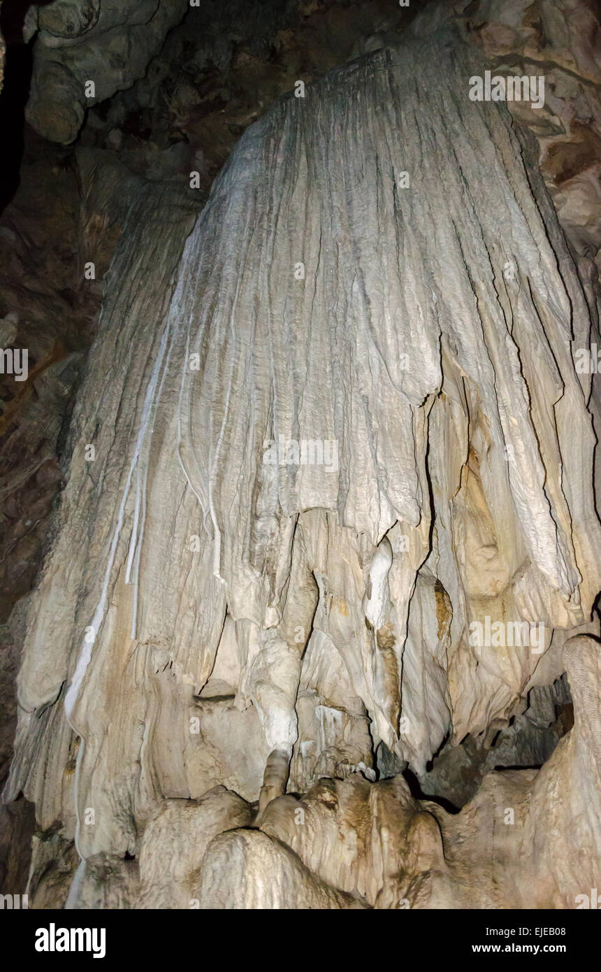 Stalaktiten und Stalagmiten in Höhle bei Tham Lod Nationalpark, Mae Hong Son Provinz, Thailand Stockfoto