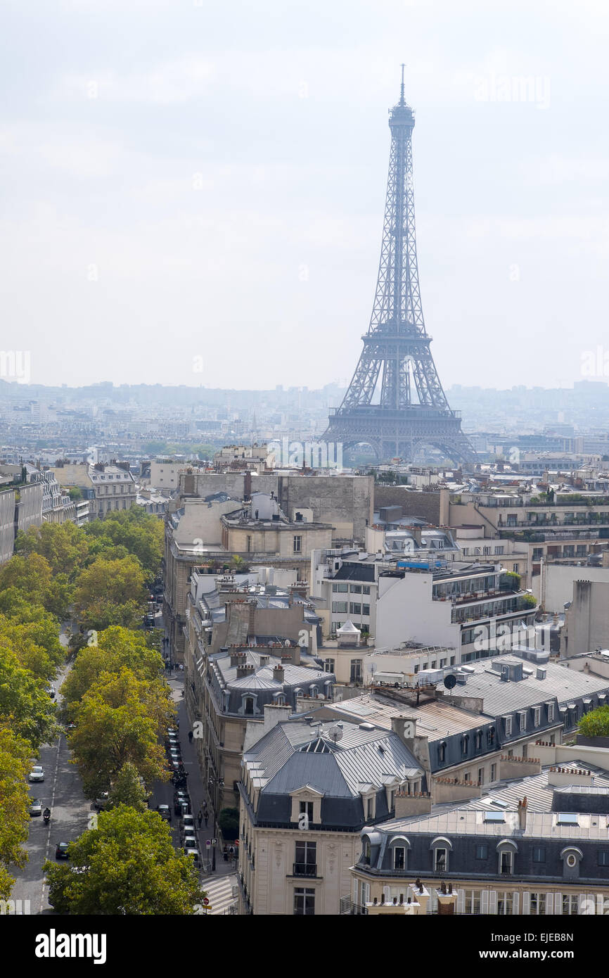 In einer Ansicht von oben auf dem Arc du Triomphe erhebt sich der berühmte Eiffelturm über Paris, Frankreich auf eine schöne Herbst-Nachmittag. Stockfoto