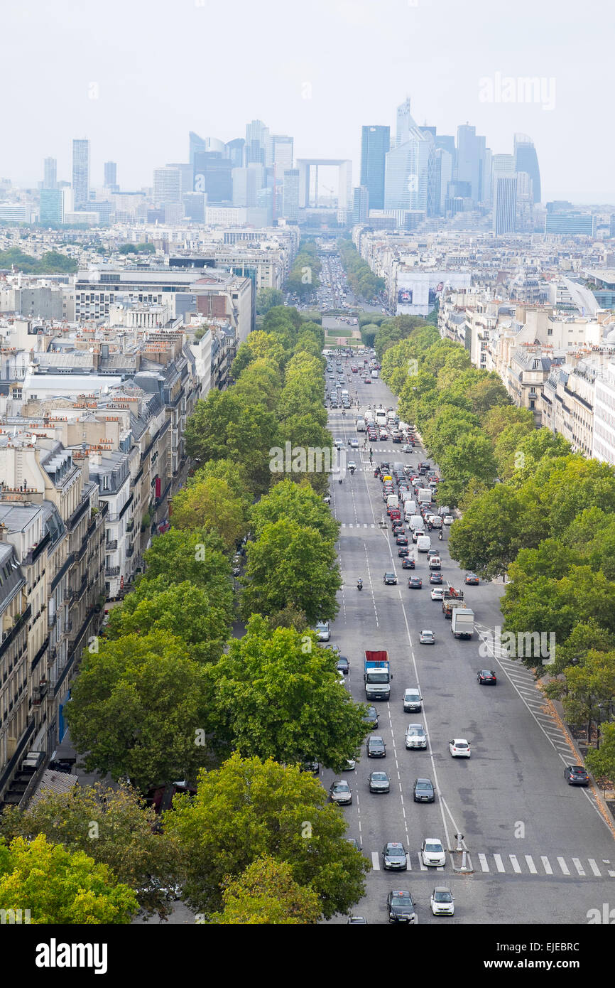 Die Champs-Elysées führt der Weg in Richtung der Innenstadt von finanziellen Bezirk von Paris, Frankreich. Stockfoto