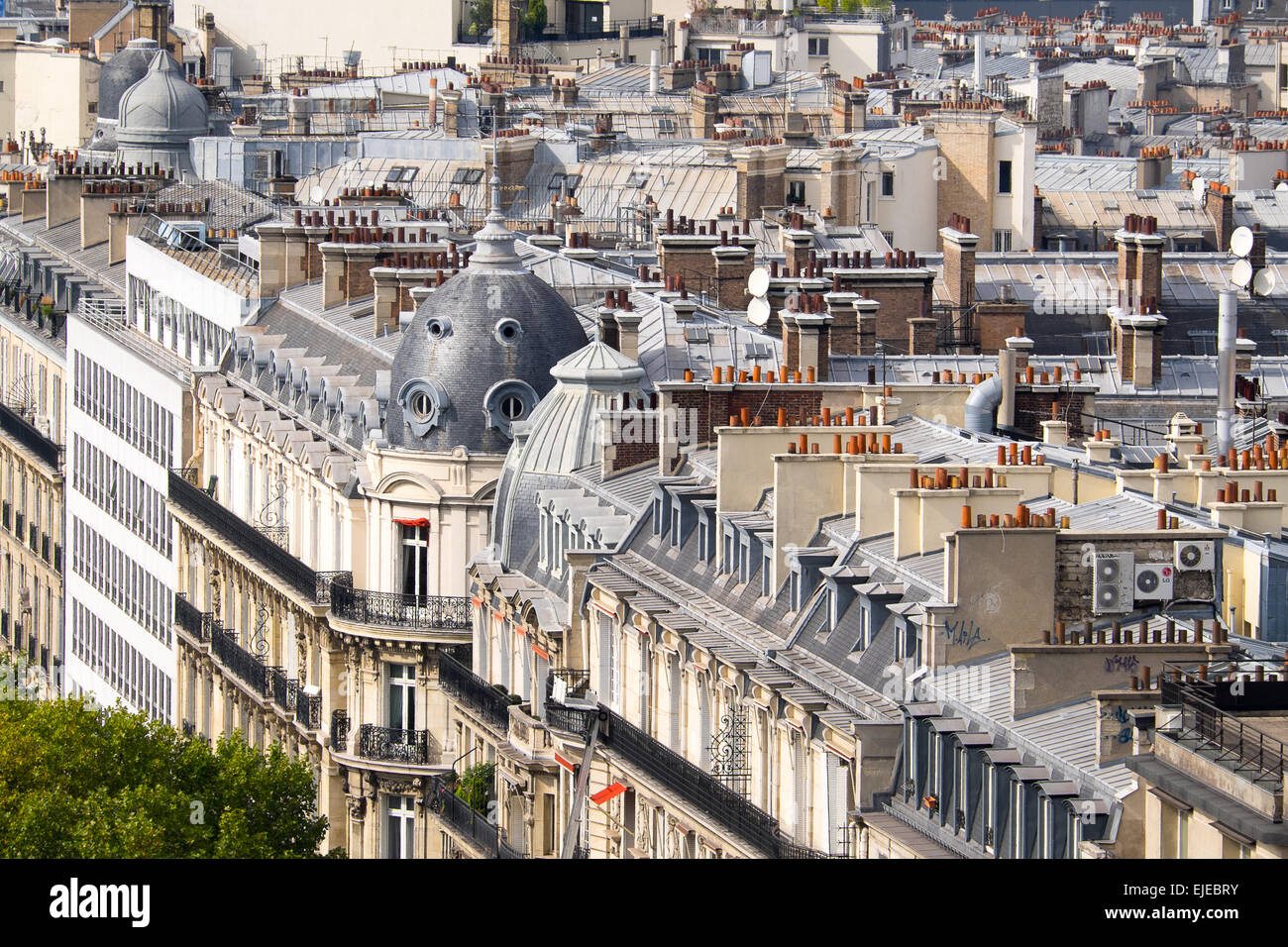 Markante Architektur auf Dächern in Paris, Frankreich Stockfoto