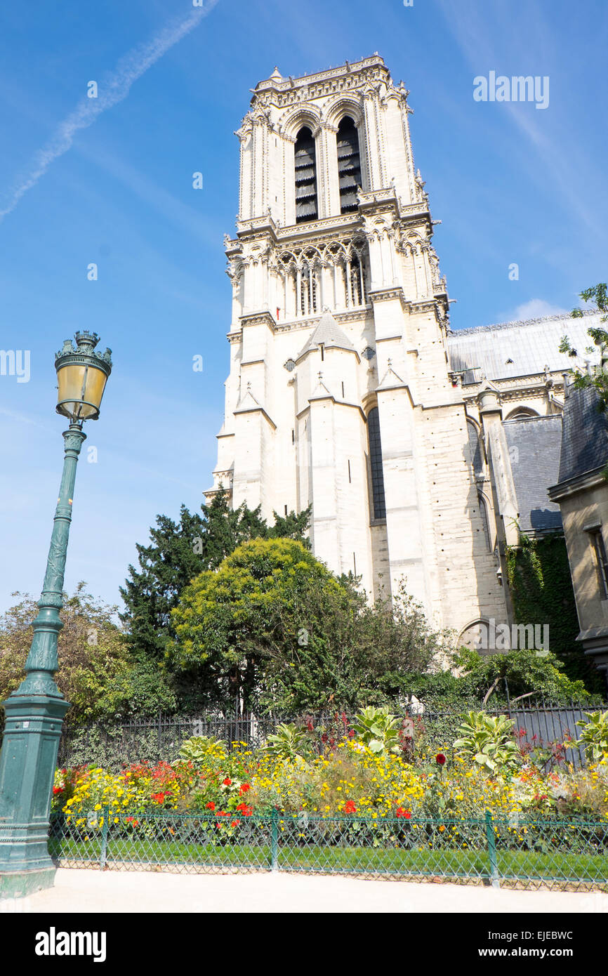 Der Turm an der Notre Dame über einen kleinen Garten an einem schönen Herbsttag in Paris, FR. Stockfoto